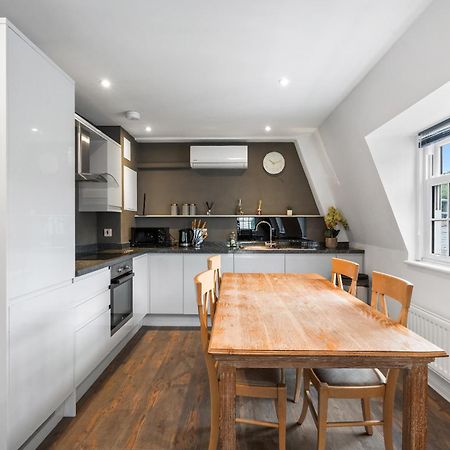 Queens Place - 1 Bedroom Apartment Брайтонн Номер фото