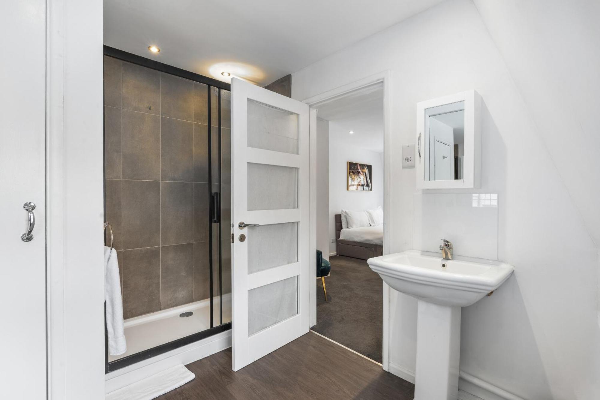 Queens Place - 1 Bedroom Apartment Брайтонн Номер фото