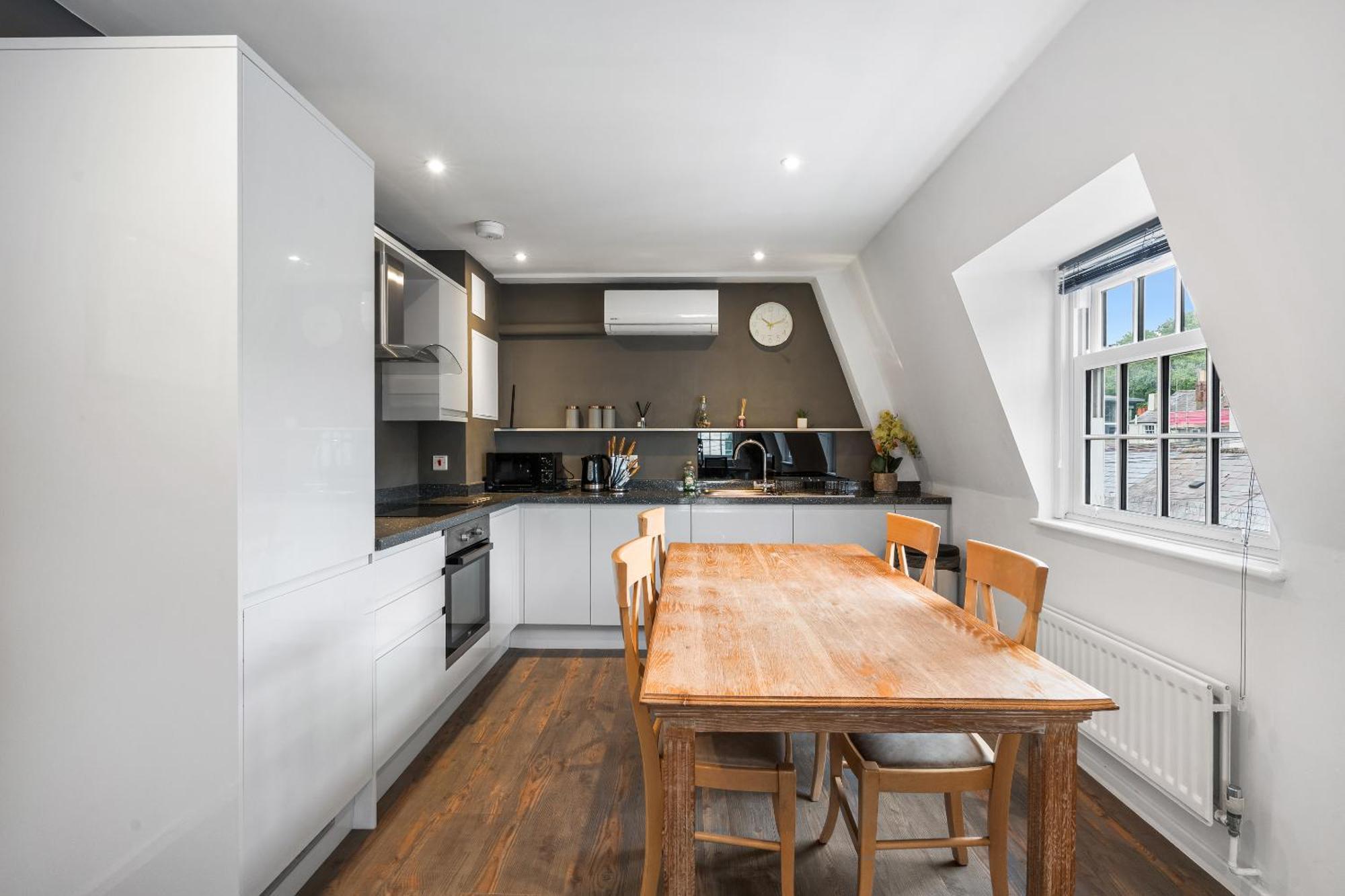 Queens Place - 1 Bedroom Apartment Брайтонн Номер фото