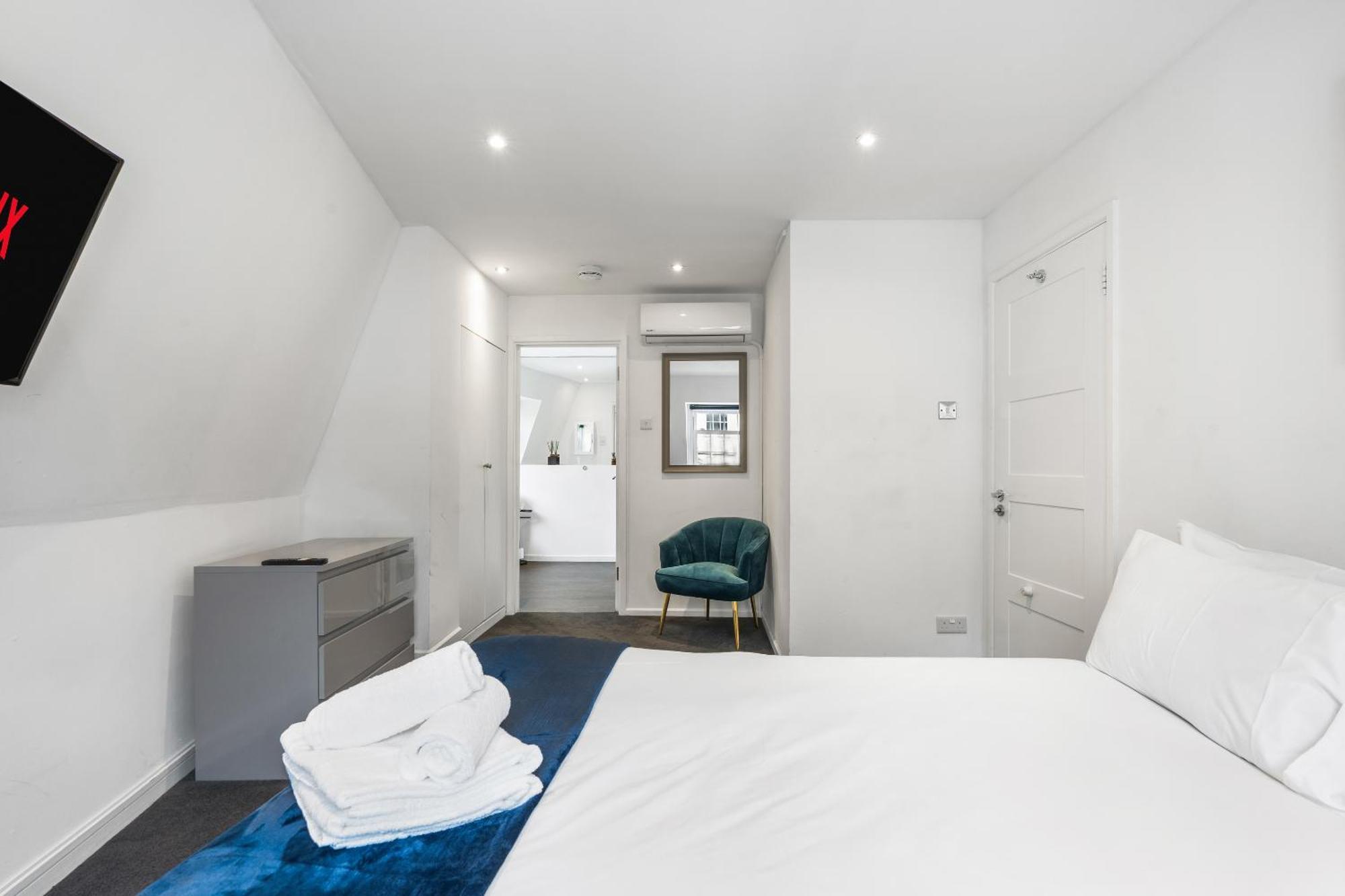 Queens Place - 1 Bedroom Apartment Брайтонн Номер фото