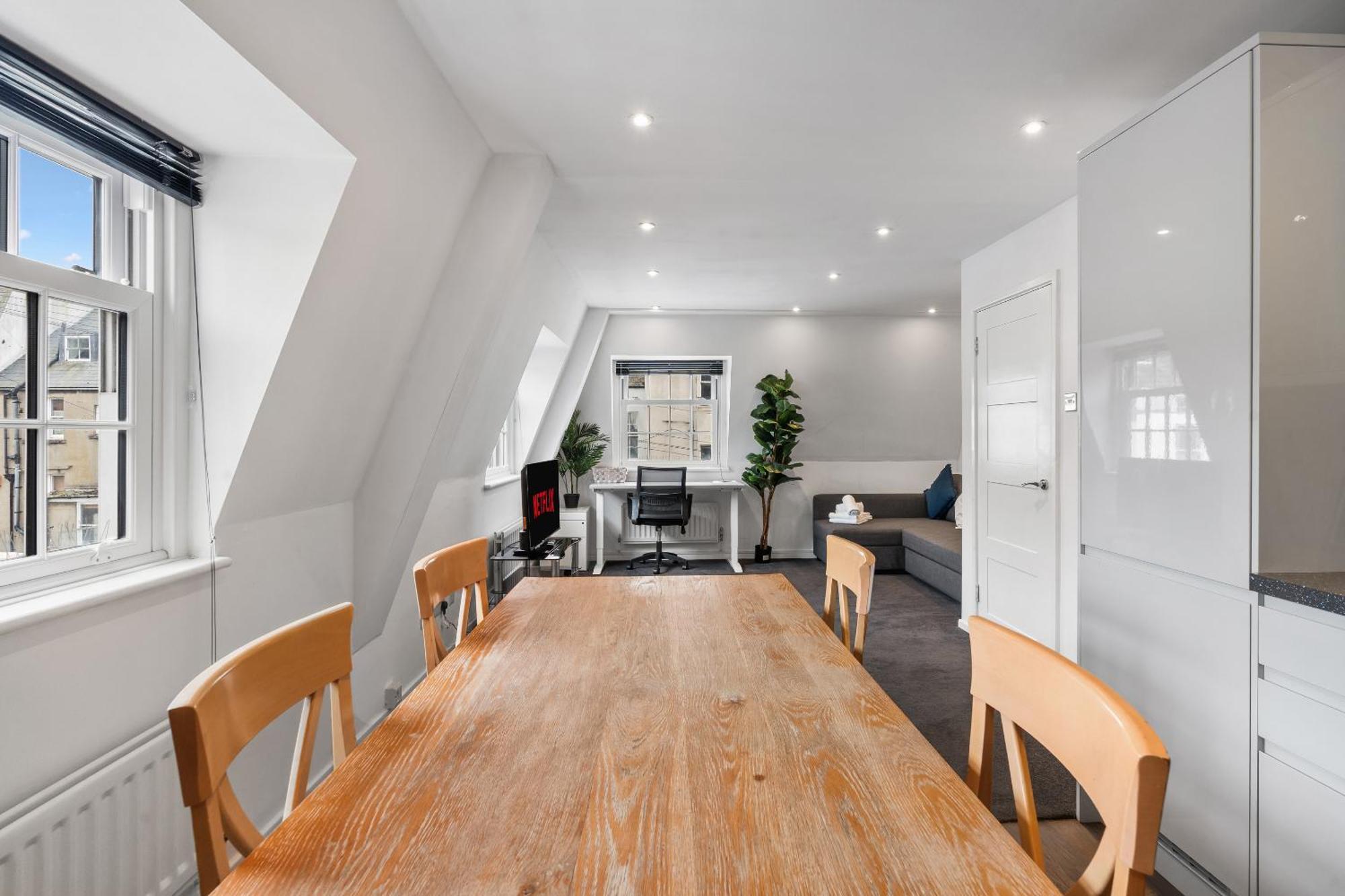 Queens Place - 1 Bedroom Apartment Брайтонн Номер фото