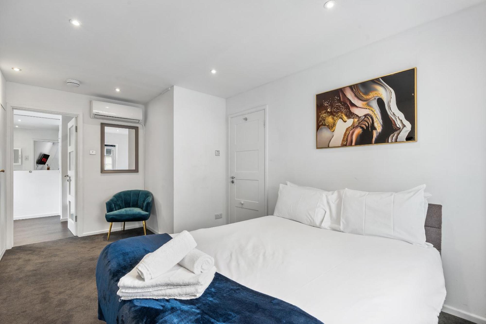 Queens Place - 1 Bedroom Apartment Брайтонн Номер фото