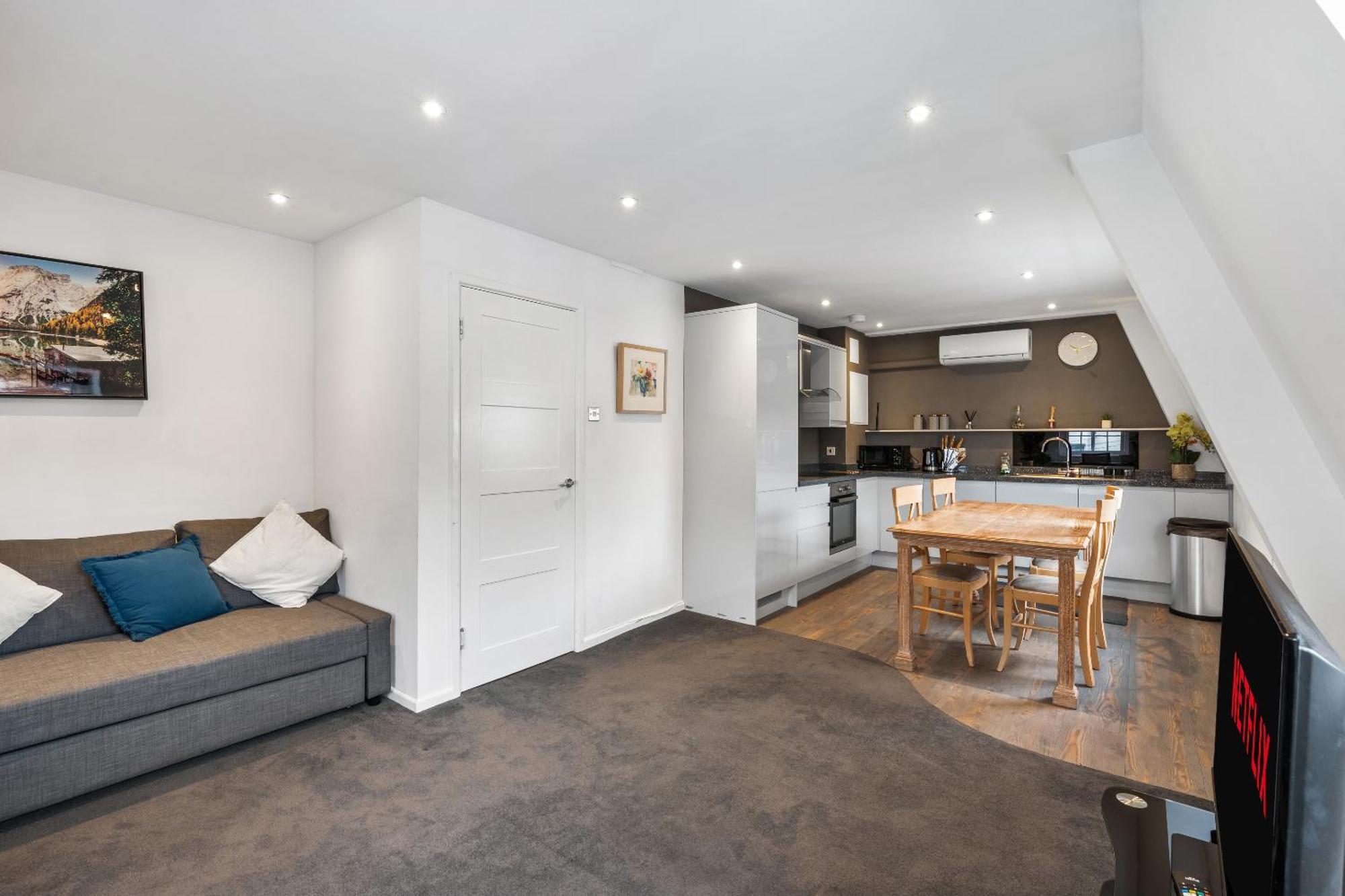 Queens Place - 1 Bedroom Apartment Брайтонн Номер фото