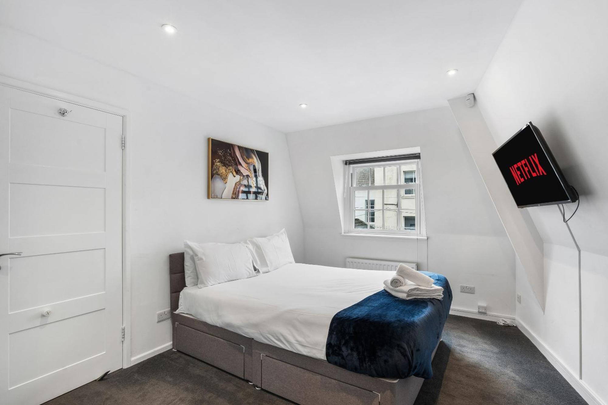 Queens Place - 1 Bedroom Apartment Брайтонн Номер фото
