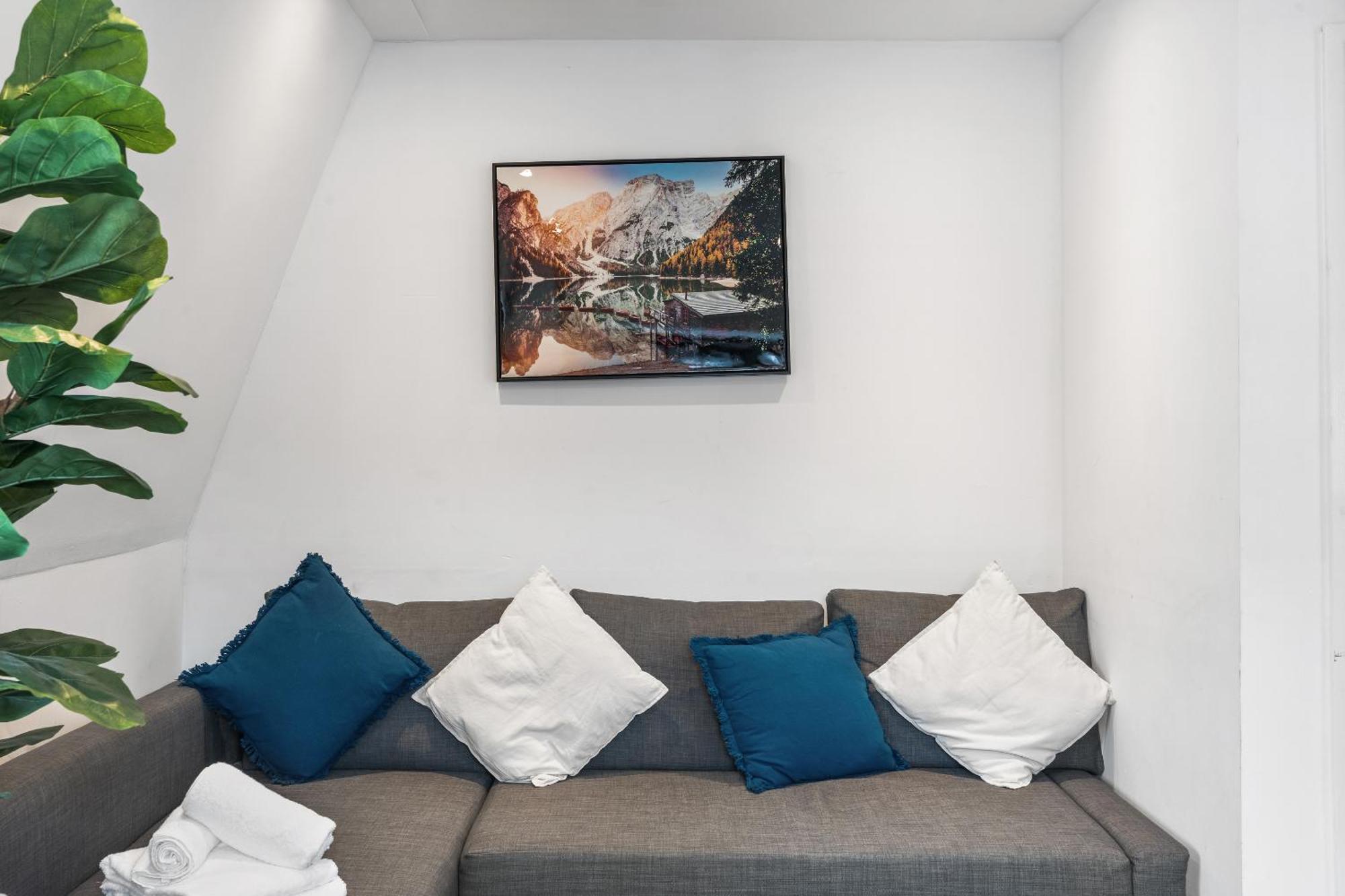 Queens Place - 1 Bedroom Apartment Брайтонн Номер фото