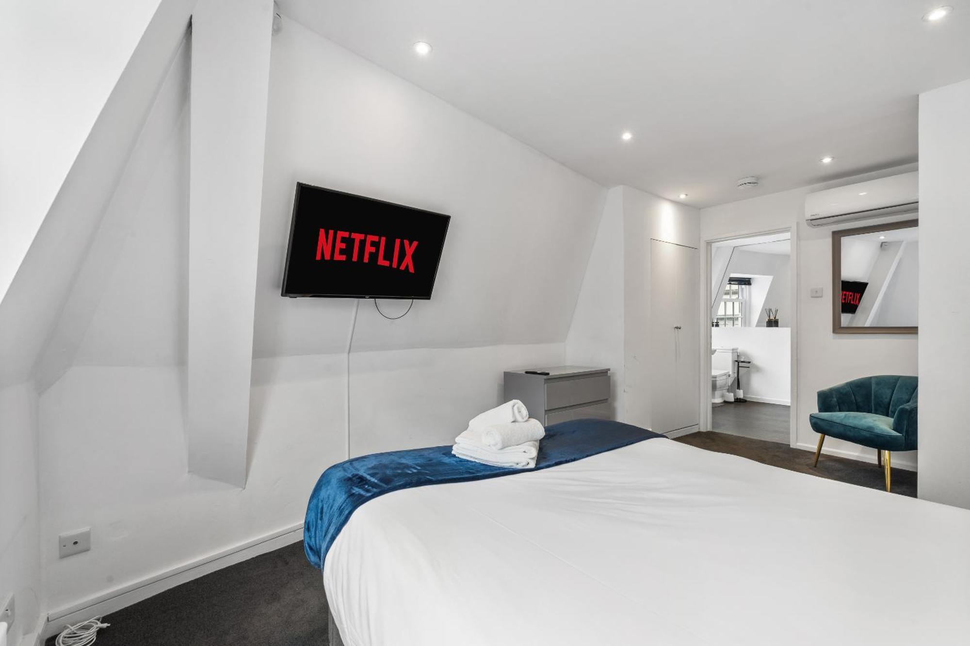 Queens Place - 1 Bedroom Apartment Брайтонн Номер фото